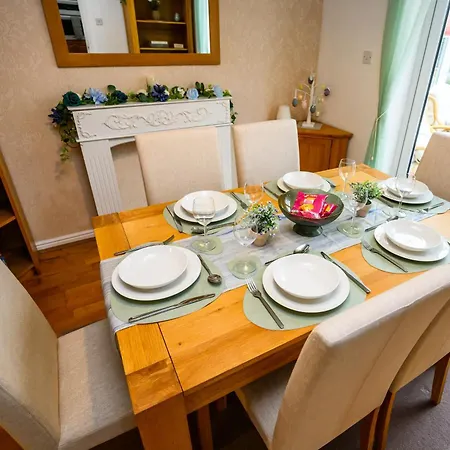 Baker's Bun - Sleeps 7 - Spacious - Parking & Garden - Bradley Stoke