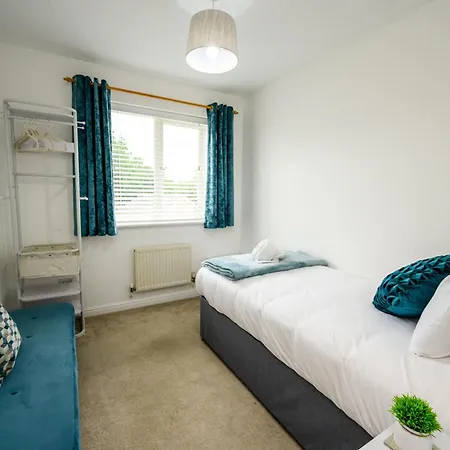 Baker's Bun - Sleeps 7 - Spacious - Parking & Garden - Bradley Stoke Bristol
