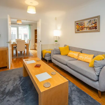 Vakantiehuis Baker's Bun - Sleeps 7 - Spacious - Parking & Garden - Bradley Stoke