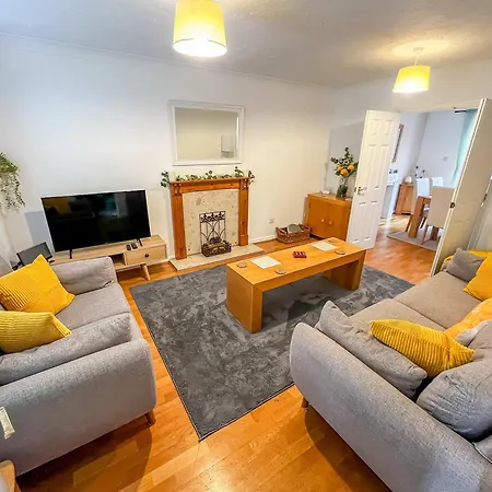 Baker's Bun - Sleeps 7 - Spacious - Parking & Garden - Bradley Stoke Ferienhaus