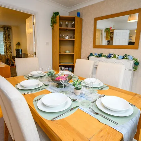 Vakantiehuis Baker's Bun - Sleeps 7 - Spacious - Parking & Garden - Bradley Stoke *