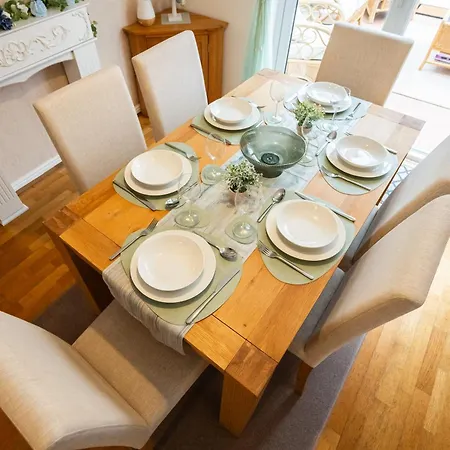 Baker's Bun - Sleeps 7 - Spacious - Parking & Garden - Bradley Stoke * Bristol