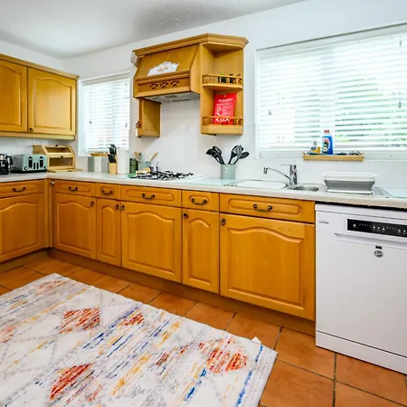 Ferienhaus Baker's Bun - Sleeps 7 - Spacious - Parking & Garden - Bradley Stoke Bristol
