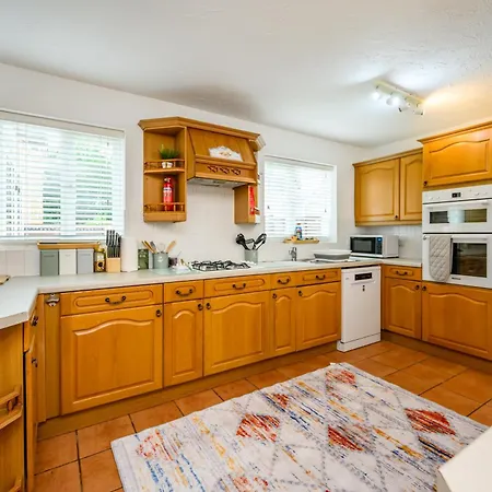 Baker's Bun - Sleeps 7 - Spacious - Parking & Garden - Bradley Stoke *