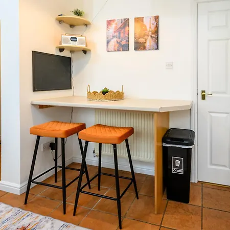 Vakantiehuis Baker's Bun - Sleeps 7 - Spacious - Parking & Garden - Bradley Stoke *