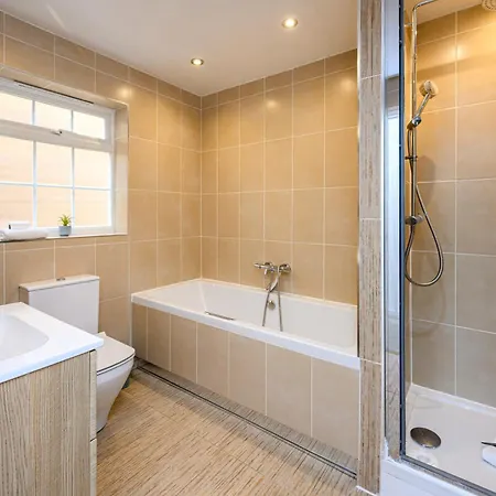 Baker's Bun - Sleeps 7 - Spacious - Parking & Garden - Bradley Stoke Ferienhaus Bristol