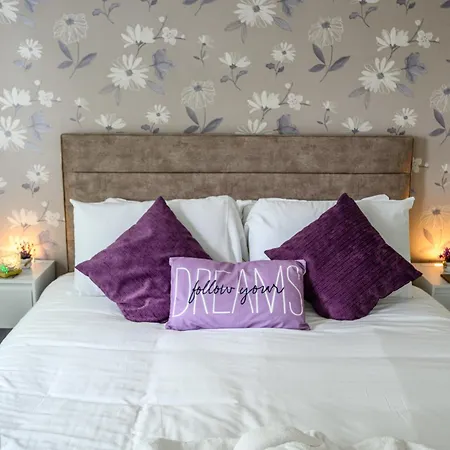 Baker's Bun - Sleeps 7 - Spacious - Parking & Garden - Bradley Stoke Ferienhaus Bristol