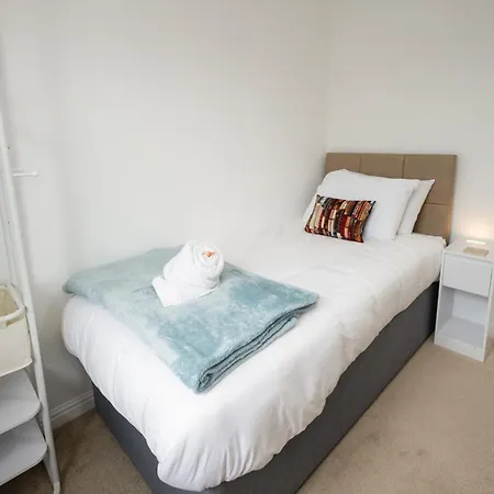 Baker's Bun - Sleeps 7 - Spacious - Parking & Garden - Bradley Stoke *