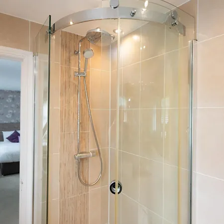 Vakantiehuis Baker's Bun - Sleeps 7 - Spacious - Parking & Garden - Bradley Stoke *