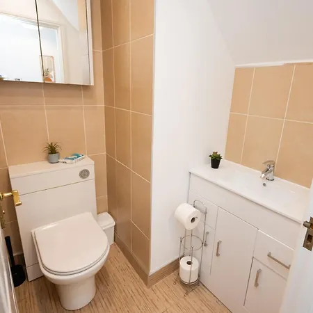Baker's Bun - Sleeps 7 - Spacious - Parking & Garden - Bradley Stoke Bristol
